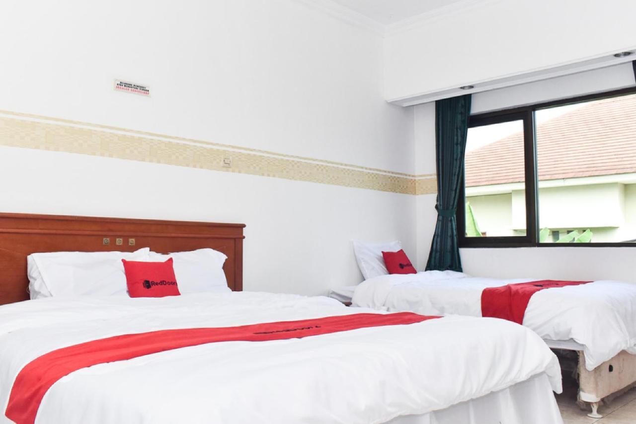RedDoorz near Lenmarc Mall Surabaya Pradahkalikendal Exterior foto