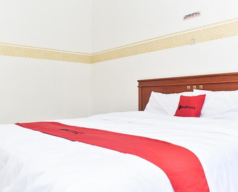 RedDoorz near Lenmarc Mall Surabaya Pradahkalikendal Habitación foto